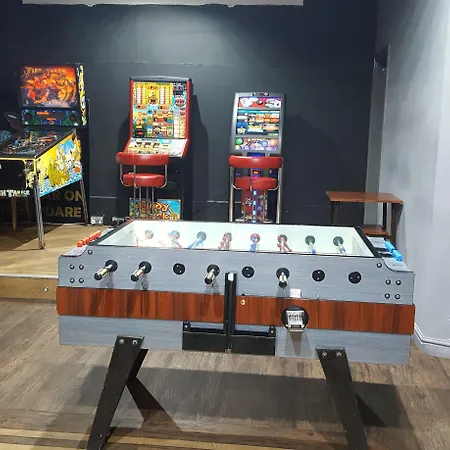 Otel The Bear On The Square